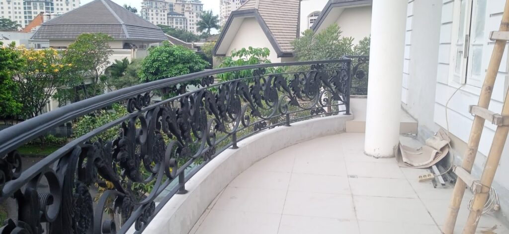railing balkon klasik pondok indah